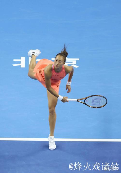 郑钦文巧妙换拍应对高芙发球，赛场上演趣味瞬间